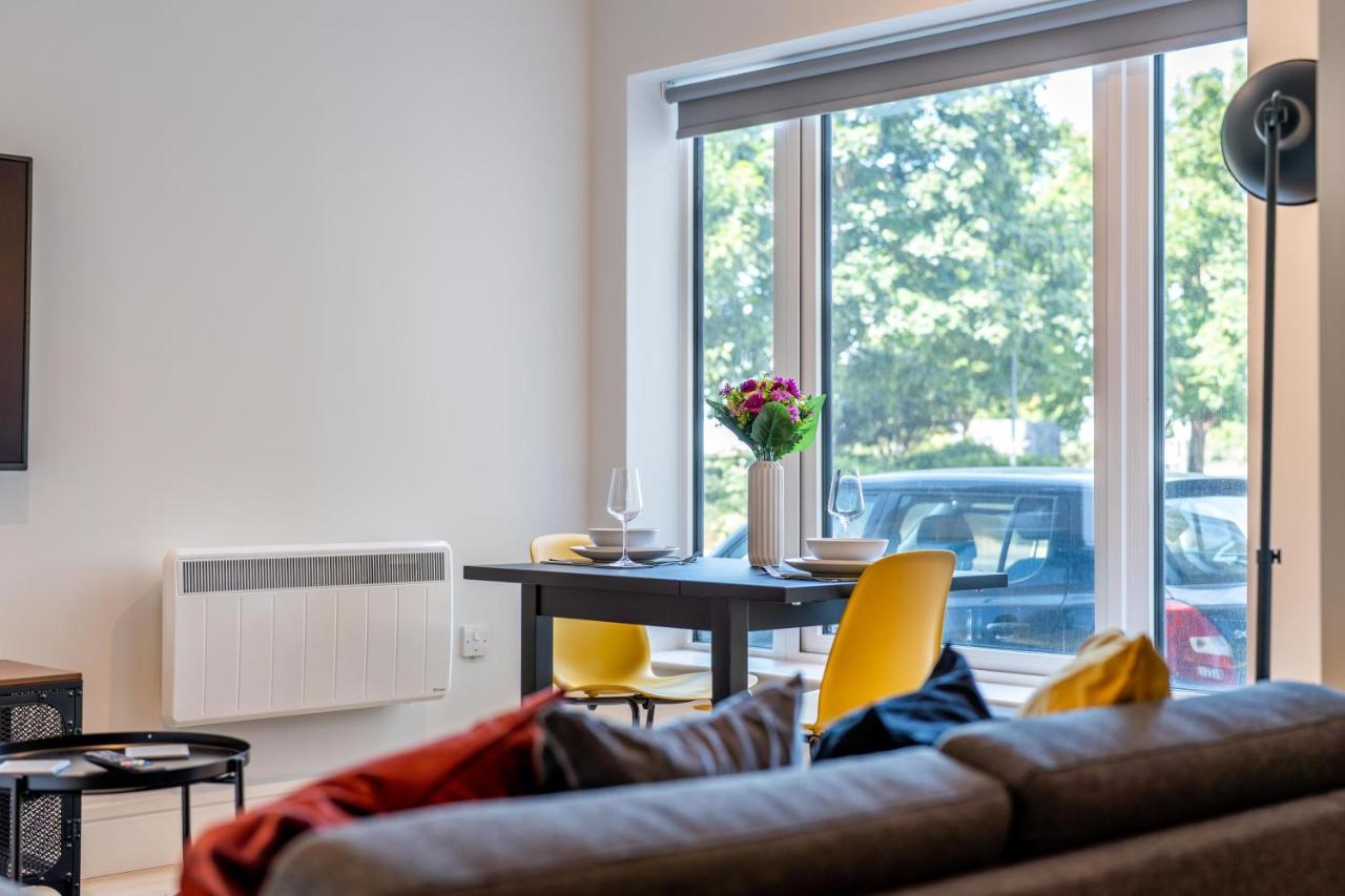 Cozy Apartments - Free Wifi And Parking Onsite Feltham エクステリア 写真